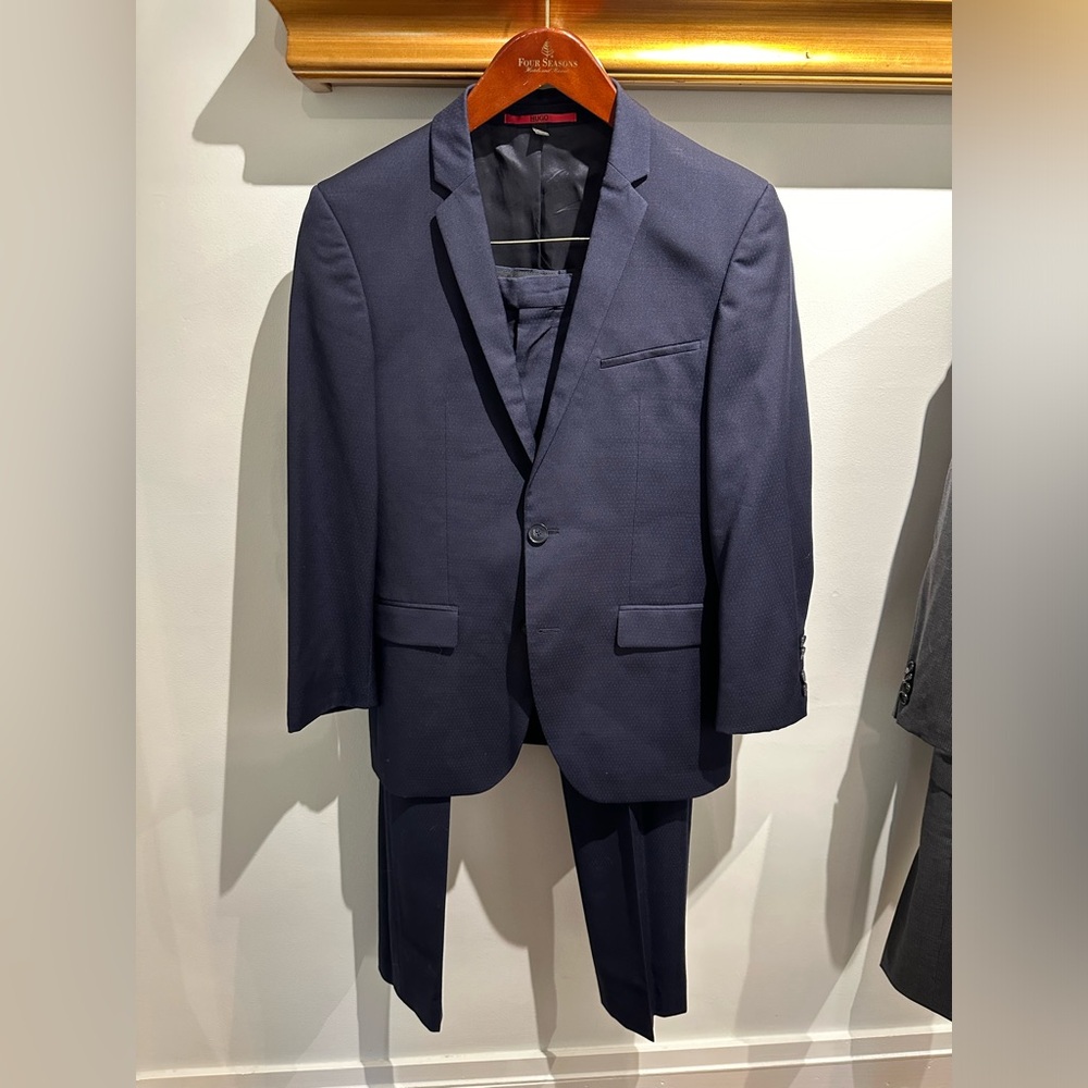Navy HUGOmby Hugo Boss Suit - Great condition, no signs of wear